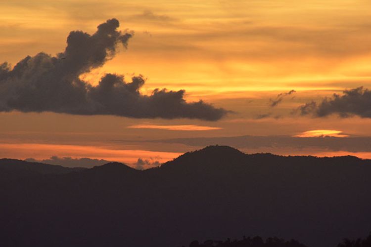 Senja di ujung barat dari Pulau Flores yang dilihat dari Kampung Dadar, Desa Golo Pua, Kecamatan Kuwus, Kabupaten Manggarai Barat, Flores, NTT, Minggu (31/3/2019). Ini merupakan spot terbaik untuk memotret matahari terbenam.