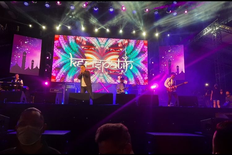 Grup musik Kerispatih membuka penampilan di Big Bang Ramadhan Festival 2022 hari ketiga, di JiExpo, Kemayoran, Jakarta Pusat, pada Minggu (24/4/2022) 