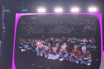 NCT WISH Tutup Konser di Jakarta dengan Foto Pakai Batik 