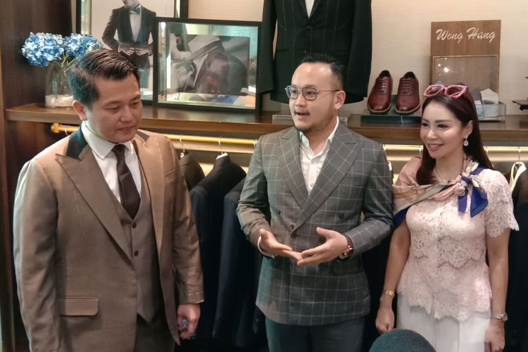 Kiri ke kanan: Alfons Martinus Purnomo, Samuel Wongso, dan Femmy Permatasari di Wong Hang Grand Indonesia, Thamrin, Jakarta Pusat, Senin (25/2/2019).