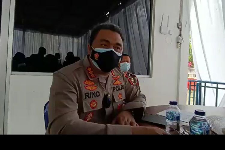 Tangkapan layar video wawancara Kapolrestabes Medan, Kombes Pol Riko Sunarko di Pos Lantas Polrestabes Medan pada Senin (6/12/2021) pagi. Dijelaskannya, sopir angkot berinisial KM itu sudah menjadi sopir sejak 20 tahun yang lalu tapi belum bisa menunjukkan SIM. Terungkap, KM juga sudah 3 tahun mengkonsumsi sabu-sabu, terakhir 4 hari yang lalu dan sebelum berangkat mengkonsumsi minuman keras dengan rekan sesama sopir.