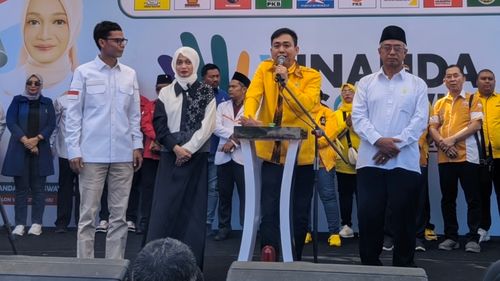 Pilkada Kediri, Pasangan Vinanda-Gus Qowim Deklarasi di Alun-alun yang Sedang Mangkrak