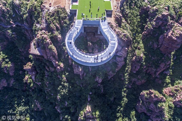 China membuka jembatan kaca terpanjang di dunia yang berada di kawasan Fuxi Mountain Tourist Attraction, Kota Xinmi, Provinsi Henan.