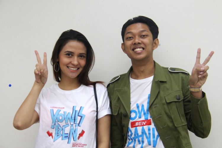 Aliyah Faizah dan Bayu Skak saat berkunjung untuk promo film Yowis Ben di Gedung Kompas Gramedia, Palmerah Barat, Jakarta, Rabu (07/02/2018). Film yang bergenre komedi tersebut merupakan garapan rumah produksi Starvision.