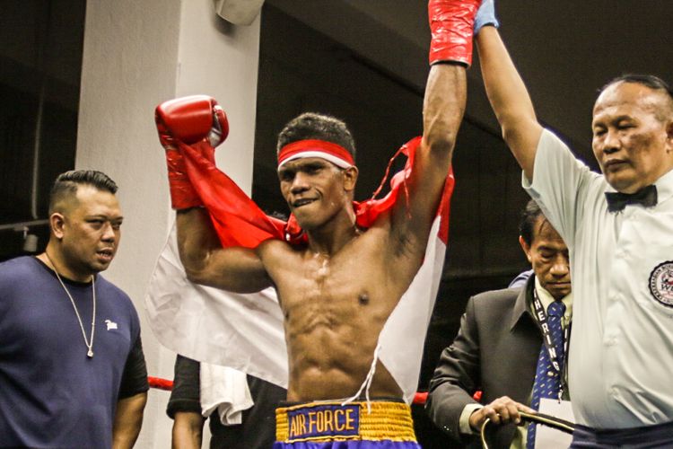 Ongen Saknosiwi merebut gelar juara kelas bulu versi WBA Asian Boxing Council Continental pada pertarungan melawan petinju Thailand, Nanthawat Mailochat, yang berlangsung di Singapura, Sabtu (7/9/2019) malam.