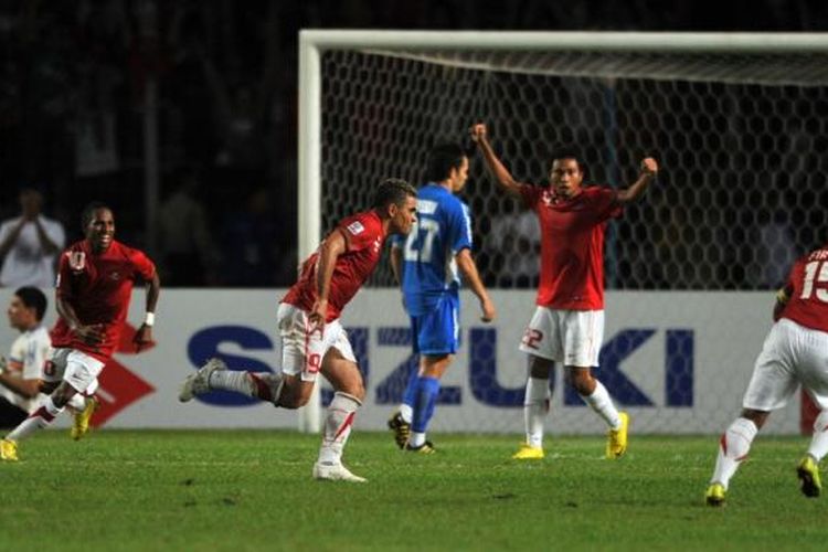 Para pemain Indonesia merayakan gol Cristian Gonzales ke gawang Filipina pada semifinal Piala AFF di Stadion Gelora Bung Karno, 19 Desember 2010.