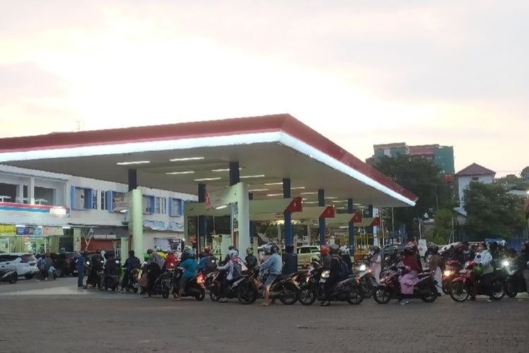 Antrean kendaraan di SPBU Ngaliyan, Kota Semarang, Jawa Tengah. 