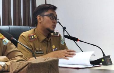 Kabag Hukum Pemkot Jambi, Gempa Awaljon Putra. Terungkap sosok Gempa Awaljon yang melaporkan siswi SMP karena mengkritik Pemkot Jambi. 