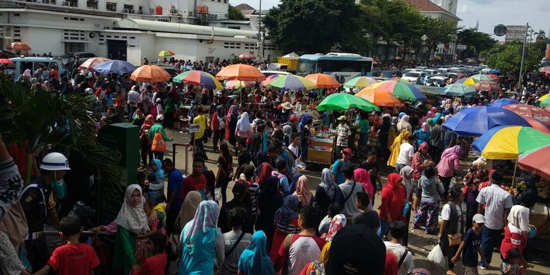 Pedagang kaki lima (PKL) memenuhi sudut kawasan Kota Tua di Jalan Lada, Senin (1/1/2018).