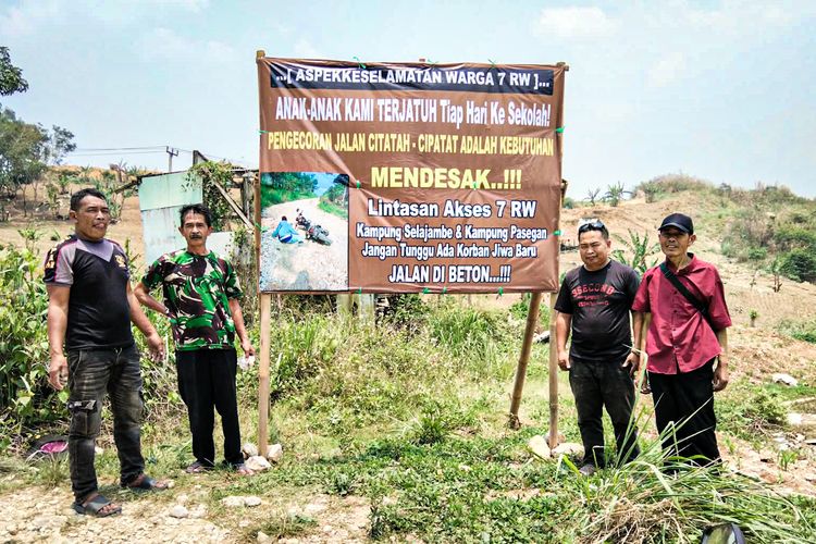 Muak Jalan Rusak, Warga Bandung Barat Pasang Spanduk Protes Tuntut Pemerintah Turun Tangan