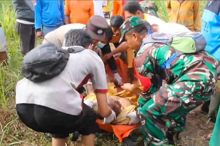 Evakuasi korban meninggal dunia di sawah tebu Lumajang, Senin (26/8/2024)