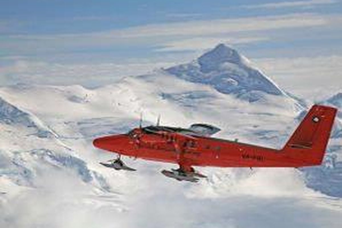 Pesawat Twin Otter milik British Antarctic Survey (BAS) saat melakukan survei lapisan es menggunakan radar udara. Para peneliti menemukan gunung api di bagian barat Antartika yang diperkirakan pernah meletus 2000 tahun lalu.