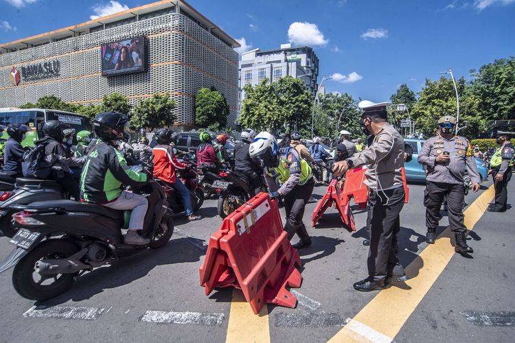 Petugas kepolisian melakukan penyekatan jalan untuk mengantisipasi membludaknya massa Reuni 212 di kawasan Sarinah Thamrin, Jakarta, Kamis (2/12/2021). Pihak kepolisian melakukan penyekatan di sejumlah wilayah karena pelaksanaan Reuni 212 tidak mendapat izin serta dapat meningkatkan risiko penyebaran Covid-19.