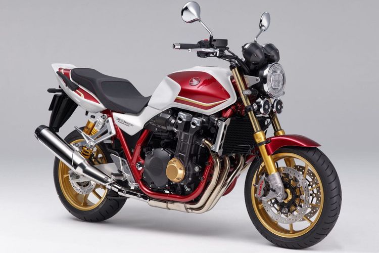 Honda melansir Honda CB1300 Super Bol d'Or SP dan CB1300 Super Four edisi khusus untuk pasar Jepang. 