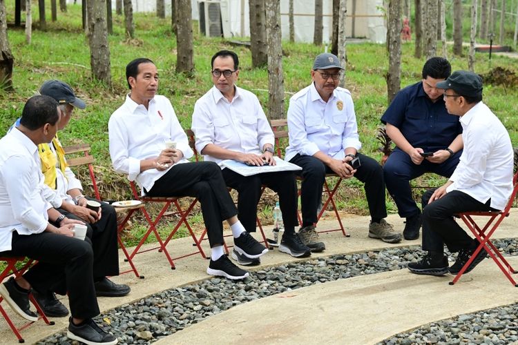 Presiden Joko Widodo bersama sejumlah menteri Kabinet Indonesia Maju saat sarapan bersama sebelum melakukan kegiatan di hari ketika kunjungan ke Ibu Kota Nusantara (IKN) di Kalimantan Timur, Sabtu (23/9/2023).