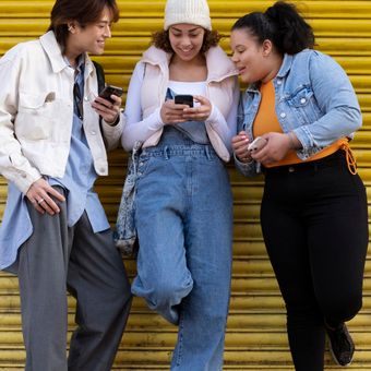 Ilustrasi Gen Z, Gen Z mengakses pinjaman online/pinjol. 