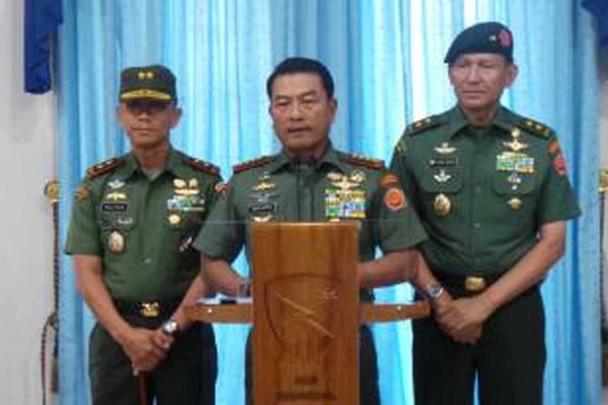 Penglima TNI Jenderal Moeldoko bersama Pangdam Jaya Mayjen TNI Mulyono dan Kapuspen TNI Mayjen Fuad Basya di Jakarta, Minggu (8/6/2014).