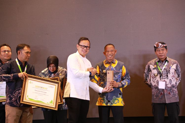Bupati Bulungan Syarwani menerima piagam penghargaan secara langsung dari Wakil Menteri Dalam Negeri (Wamendagri) Bima Arya Sugiarto.