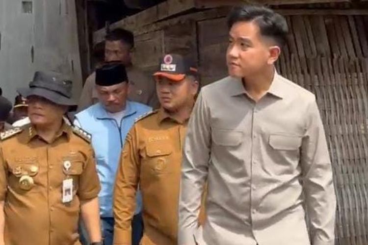 Wapres Gibran Rakabuming Raka didampingi Gubernur Ahmad Luthfi dan Bupati Ischak meninjau lokasi bencana tanah bergerak di Desa Padasari, Kecamatan Jatinegara, Kabupaten Tegal, Provinsi Jawa Tengah, Jumat (6/2/2026).