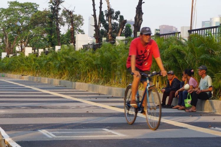 Pengerjaan trotoar di Kompleks Gelora Bung Karno (GBK), Jakarta Pusat masih terus berlangsung. Adapun pengerjaan tersebut dilakukan guna menyambut Asian Games 2018 dimana GBK menjadi salah satu venue yang akan menyelenggarakan even  tersebut, Selasa (29/5/2018).
