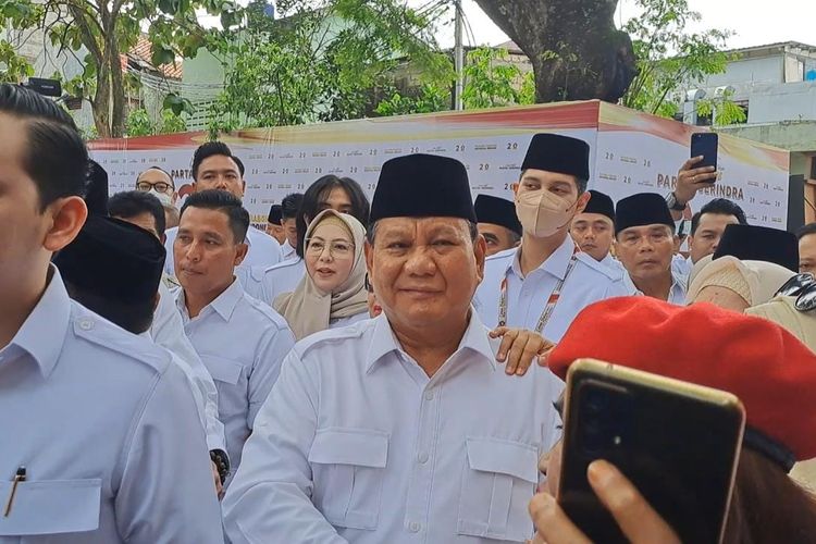 Ketua Umum Partai Gerindra Prabowo Subianto saat menghadiri perayaan hari ulang tahun (HUT) ke-15 Gerindra di Kantor DPP Partai Gerindra, Jakarta Selatan, Senin (6/2/2023). 
