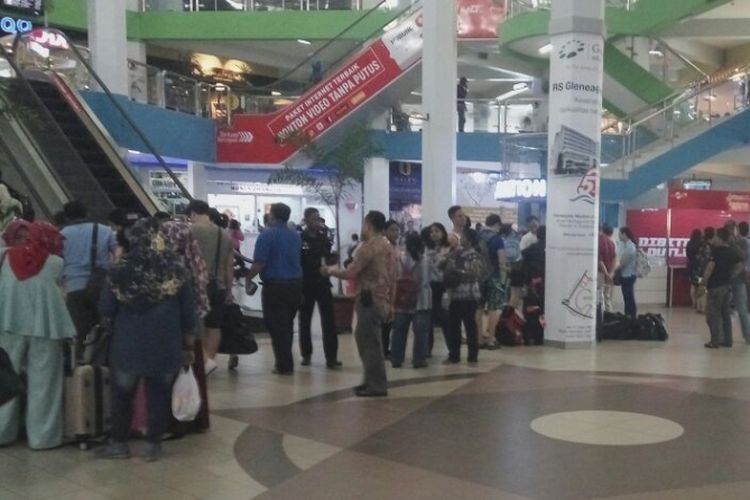 Suasana Pelabuhan Ferry internasional Batam Centre saat libur panjang. Saat ini disebutkan sudah 7000 penumpang yang diberangkat ke Malaysia dan Singapura