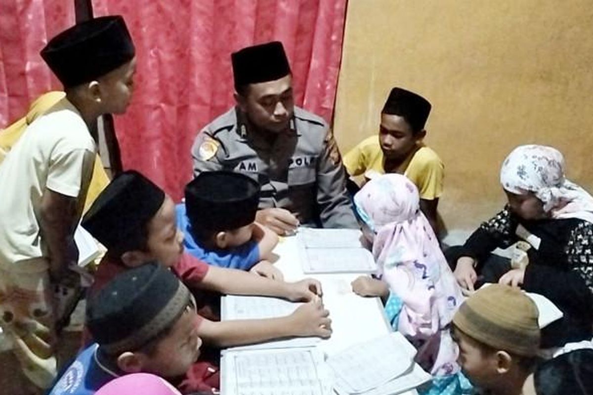 Brigpol Niam dari Polres Landak menginspirasi dengan mengajar ngaji anak-anak di Asrama Mapolsek Ngabang. Wujud polisi humanis yang dekat dengan masyarakat.
