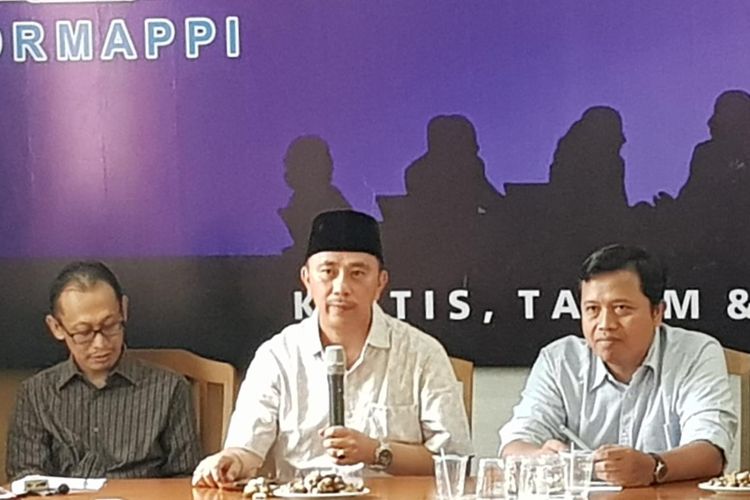Koordinator TePi Jeirry Sumampow  (tengah) saat berbicara di acara Formappi, kawasan Matraman, Jakarta Timur, Senin (4/11/2019).