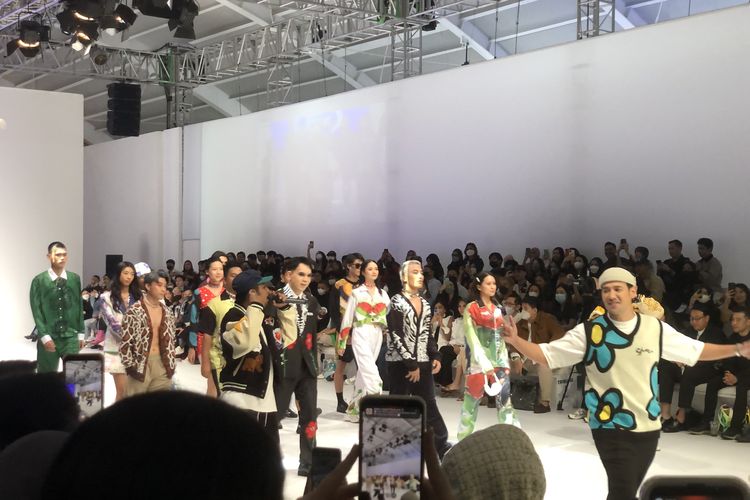 Koleksi Shining Bright X Rider di panggung Jakarta Fashion Week 2023, Pondok Indah Mall 3, Jakarta, Selasa (25/10/2022). 