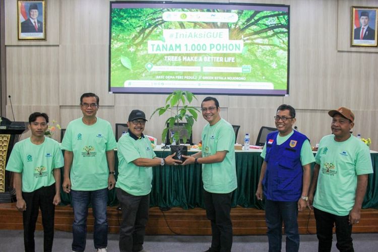 CSR Department Head PT Nojorono Tobacco International Dimas Handoko (ketiga dari kanan) menyerahkan bibit pohon secara simbolis kepada Wakil Rektor 1 UIN Sunan Kudus Prof Dr H Ihsan M Ag (ketiga dari kiri) dalam seremoni penanaman 1.000 pohon buah di Kudus, Jumat (28/11/2025).