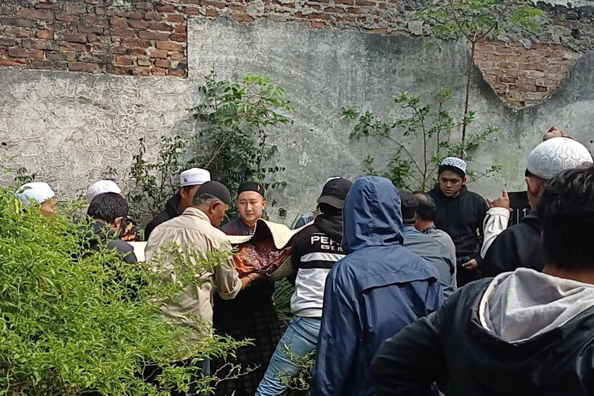 Asep Solihin (29) warga Gang Blok TVRI, Kelurahan Cibaduyut Wetan, Kota Bandung, Jawa Barat menjadi korban meninggal saat laga fase grup Piala Presiden 2022 antara Persib Bandung melawan Persebaya Surabaya di Stadion Gelora Bandung Lautan Api (GBLA), Sabtu (18/6/2022) malam.