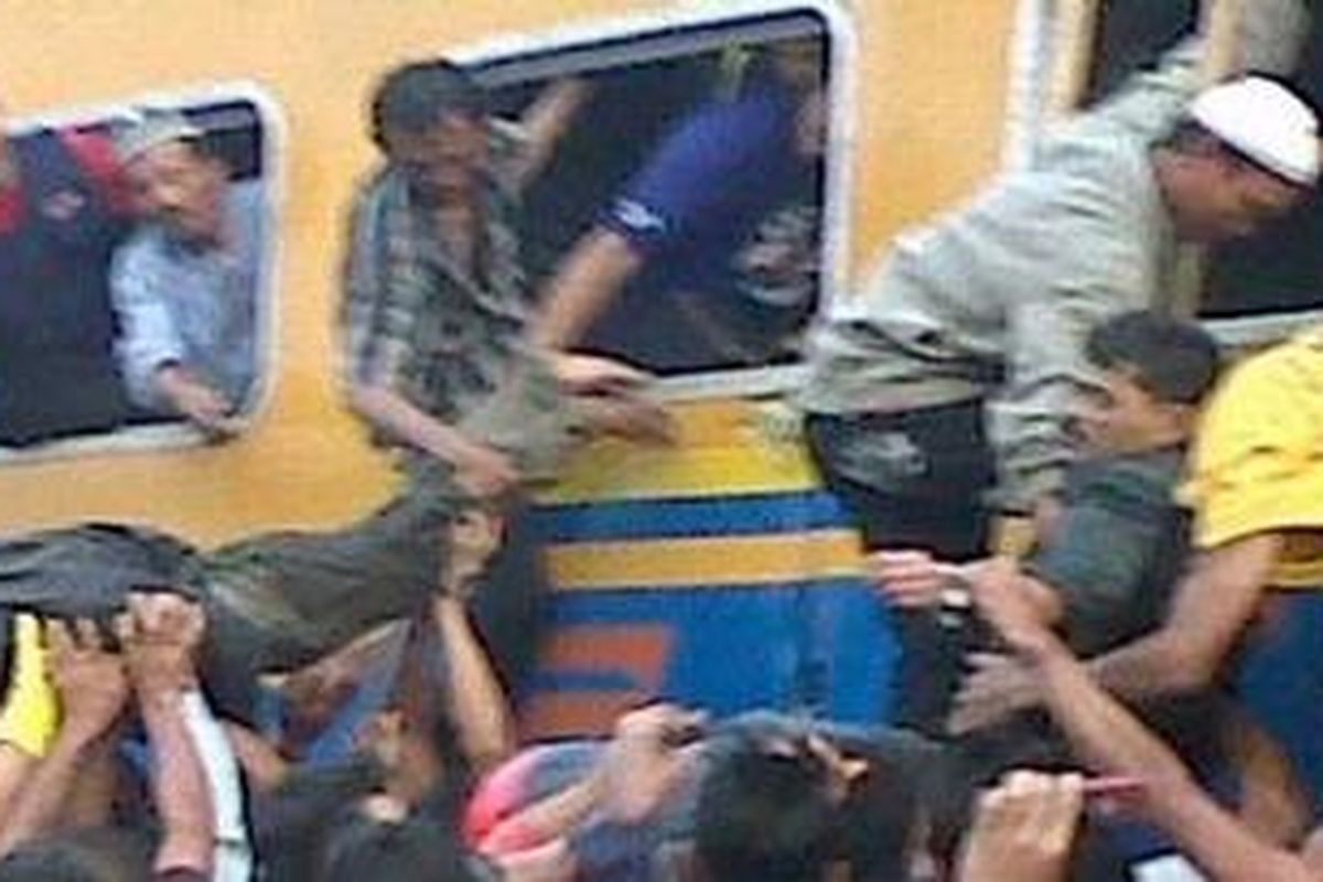 Penumpang menyelamatkan diri dengan cara memecahkan kaca kereta api. Kereta Api Mutiara Selatan bertabrakan dengan Kereta Api Kutojaya di Atasiun Langensari, Banjar, Jawa Barat, Jumat (28/1/2011)