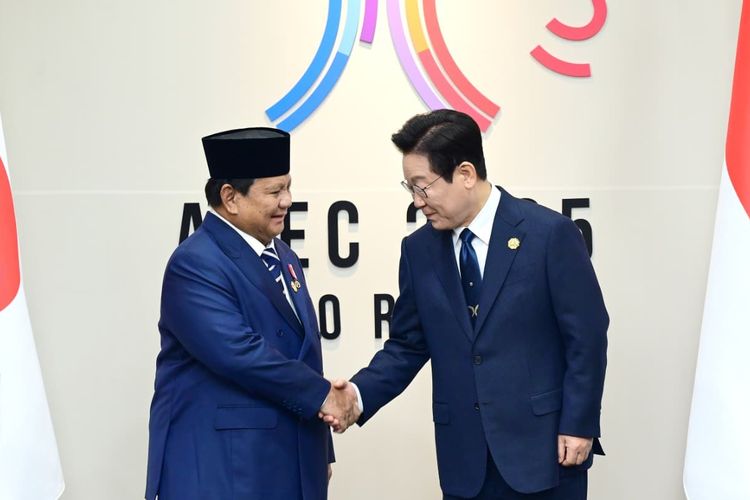 Presiden Prabowo Subianto sesaat sebelum melakukan pertemuan bilateral dengan Presiden Republik Korea Lee Jae Myung di sela-sela Konferensi Tingkat Tinggi (KTT) Kerja Sama Ekonomi Asia Pasifik (APEC) 2025, yang berlangsung di Hwabaek International Convention Center (HICO), Gyeongju, Sabtu (1/11/2025).
