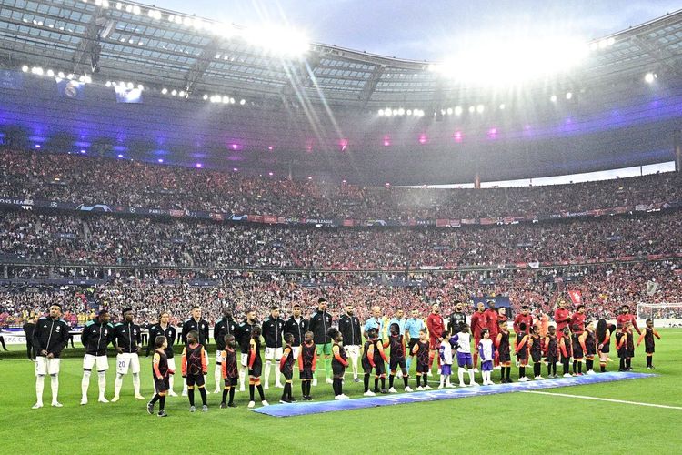 Para pemain saat lagu Liga Champions dimainkan sebelum kickoff Liverpool vs Real Madrid di Stade de France, Saint-Denis, Perancis, pada Minggu (29/5/2022) dini hari WIB.