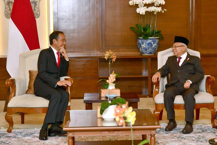 Presiden Joko Widodo dan Wakil Presiden Ma'ruf Amin berbincang di Bandara Soekarno-Hatta, Tangerang, Sabtu (15/4/2023).