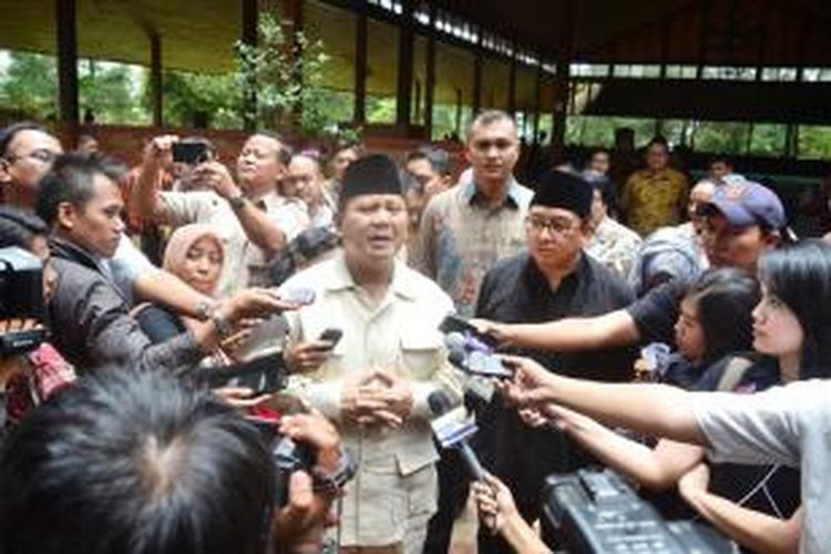 Ketua Umum PB Ikatan Pencak Silat Seluruh Indonesia Prabowo Subianto saat menghadiri acara Silaturahim Pencak Sunda dengan Silek Minang, di kediamannya, Hambalang, Kabupaten Bogor, Selasa (10/3/2015).
