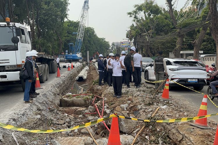 4 Pipa PAM Jaya Rusak Ditabrak Alat Berat Proyek Galian Long Storage di Duri Kepa Jakbar