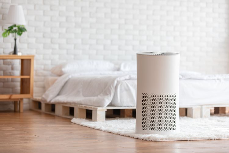 Ilustrasi air purifier di kamar tidur. 