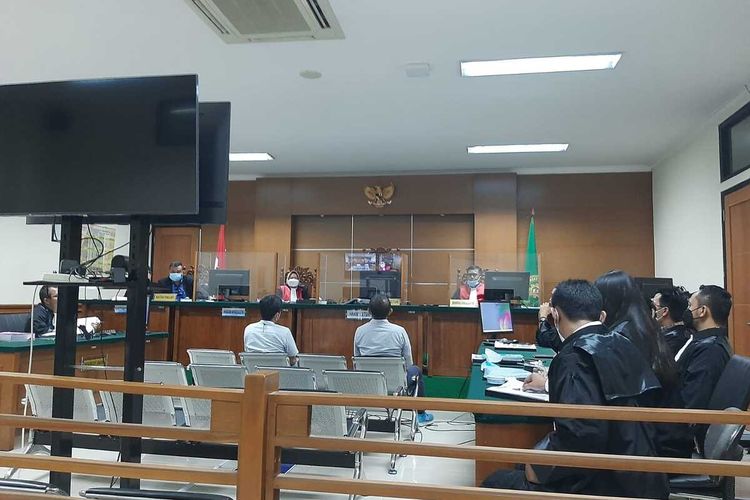 Dua terdakwa kasus pemerasan perusahaan jasa titipan di Bandara Soetta Hatta dihadirkan untuk saling bersaksi di Pengadilan Tipikor Serang