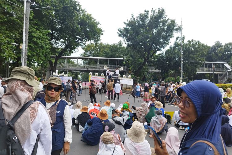 Demo penuntutan agar pasangan capres-cawapres pemenang Pemilu 2024 Prabowo Subianto dan Gibran Rakabuming Raka didiskualifikasi di Patung Kuda, Gambir, Jakarta Pusat, Rabu (27/3/2024).