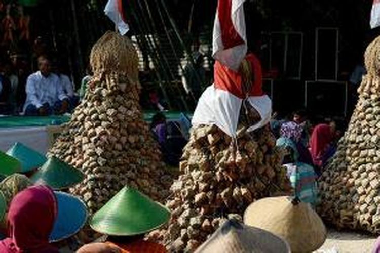 Warga dari Desa Tegaldowo, Biting, dan Timbrangan menggelar tradisi tumpeng ketupat di Desa Tegaldowo, Kecamatan Gunem, Kabupaten Rembang, Jawa Tengah, Rabu (22/7/2015). Gunungan ketupat tersebut dimaknai sebagai wujud permohonan maaf terhadap sesama dan alam, khususnya Gunung Kendeng. Mereka berharap dengan adanya doa tersebut alam selalu lestari dan terhindar dari kerusakan alam seperti ancaman penambangan.