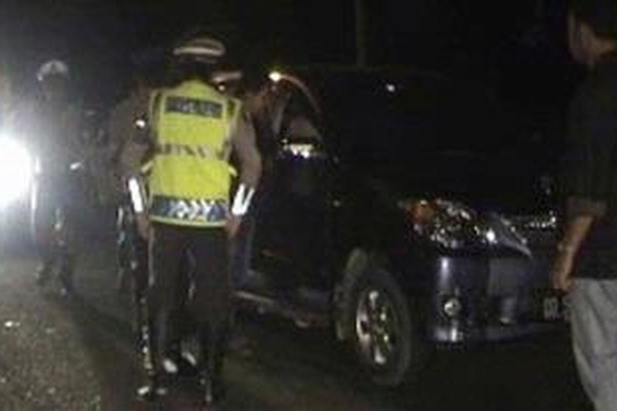 Ilustrasi: Puluhan petugas menggelar razia kendaraan trans Sulawesi yang diduga dijadikan pelaku untuk meloloskan diri dari kejaran petugas, usai menembak mati dua anggota polisi di Bank BCA Palu, beberapa hari lalu.