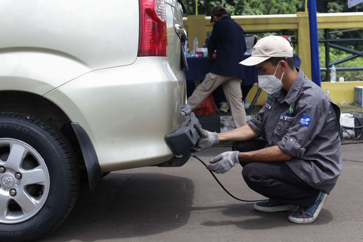 Uji emisi kendaraan roda empat di Depok, Selasa (16/11/2021). Dinas Lingkungan Hidup dan Kebersihan (DLHK) Kota Depok memberikan layanan uji emisi kendaraan roda empat secara gratis selama tiga hari ke depan.