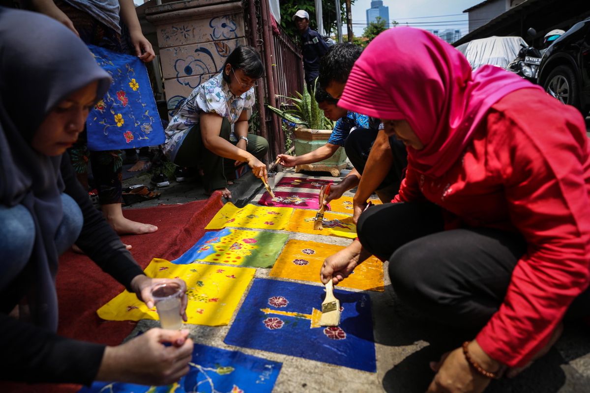 Sejumlah penyandang disabilitas belajar membatik di Rumah Batik Palbatu, Tebet, Jakarta Selatan, Senin (2/10/2017). Kegiatan belajar membatik bertujuan untuk menggali potensi kreatifitas para penyandang disabilitas sekaligus memperingati Hari Batik Nasional.