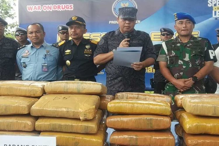 BNNP Banten memperlihatkan barangbukti ganja sebanyak 52 kilogram. Senin (8/5/2023). Dua tersangka diamankan salah satunya prajurit TNI AD dari Kodam Iskandar Muda.