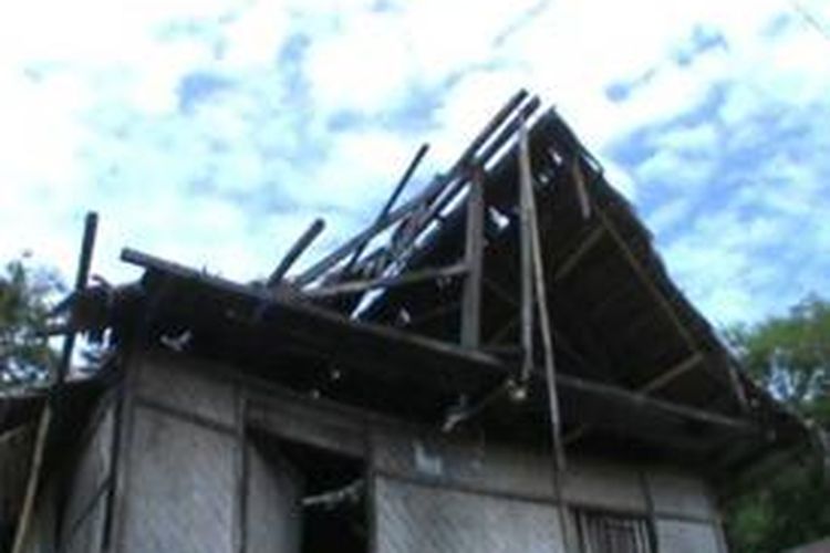 Rumah milik Hana (600 di dusun mampie kecamatan wonomulyo polewali mandar ini kondisinya memprihatinkan. Atap dan dindingnya hancur sedang tiang-tiangnya keropos dan mmebahayakan penghuninya.