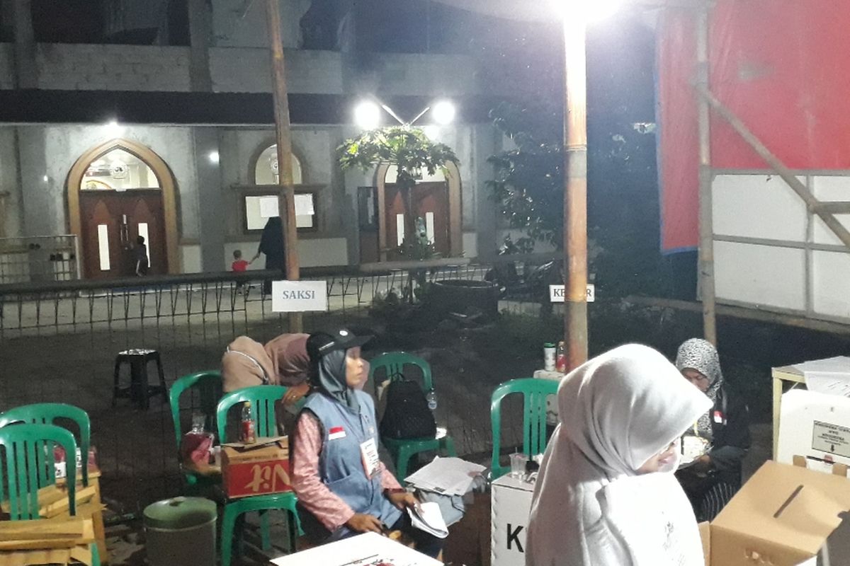 Suasana penghitungan suara pemilu di TPS 043, Kelurahan Jatimakmur, Pondok Gede, Kota Bekasi tempat Wakil Ketua BPN, Mardani Ali Sera mencoblos surat suara, Rabu (17/4/2019).