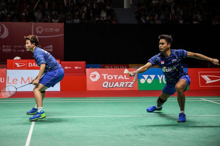 Ganda campuran Indonesia Tontowi Ahmad dan Liliyana Natsir mengembalikan bola ke arah pasangan Indonesia Praveen Jordan dan Melati Daeva dalam babak semifinal Indonesia Masters di Istora Senayan, Jakarta, Sabtu (27/1/2018). Pasangan ganda campuran Indonesia Tontowi Ahmad dan Liliyana Natsir menang dengan skor dua gim langsung 22-20 dan 21-17.