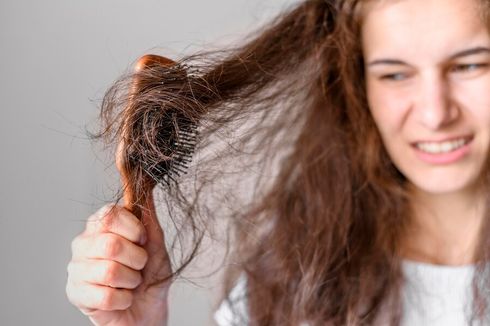 Benarkah Penggunaan Dry Shampoo Bisa Bikin Rambut Berketombe?