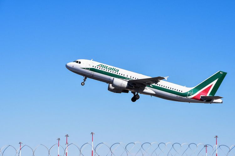 Pesawat Airbus A320 milik Alitalia saat melakukan penerbangan terakhir yang terjadwal pada Kamis 14 Oktober 2021 dari bandara Fiumicimo, Roma. Alitalia bangkrut dan digantikan maskapai nasional Italia baru, ITA Airways.